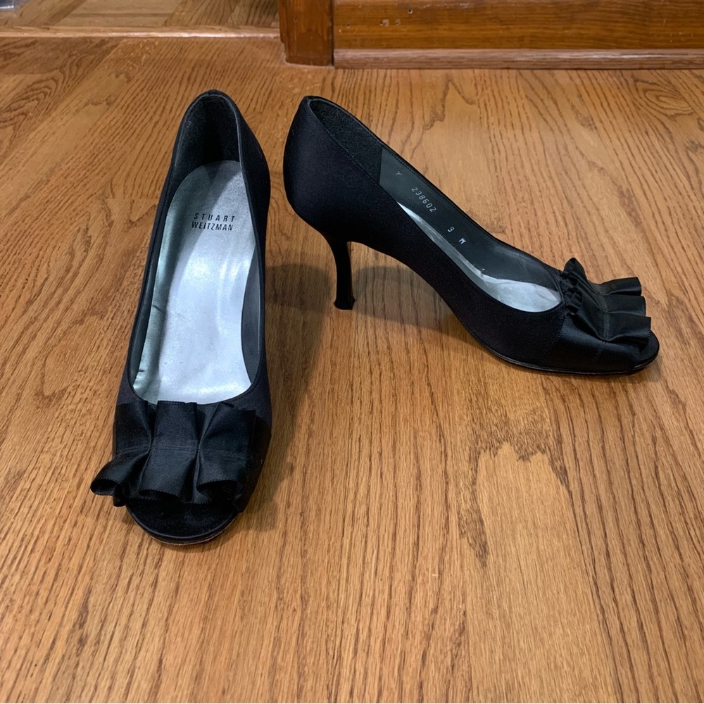 Stuart Weitzman Satin Ruffled Peep-Toe Gigiritz Pumps - Midnight Black Size 9